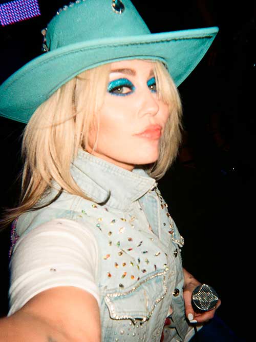 Miley Cyrus's blue eyeshadow looks
