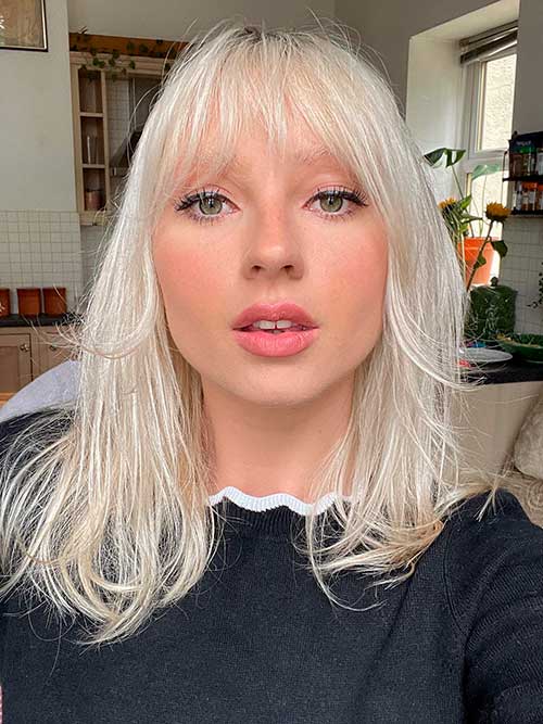 Blonde hair girl with bleached eyebrows and pink lips Blonde hair girl with bleached eyebrows and pink lips - Fall Makeup Looks 2022