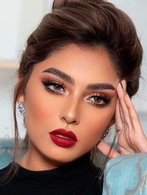 Classic Christmas Makeup Look Classic Christmas Makeup Look with Smokey Eyes and Red Lips