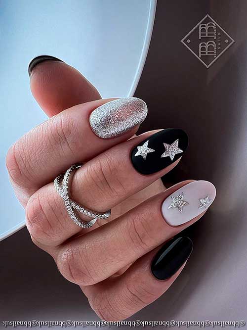 Short Round Shaped Black and Silver Glitter Star Nail Art for The New Year 2023