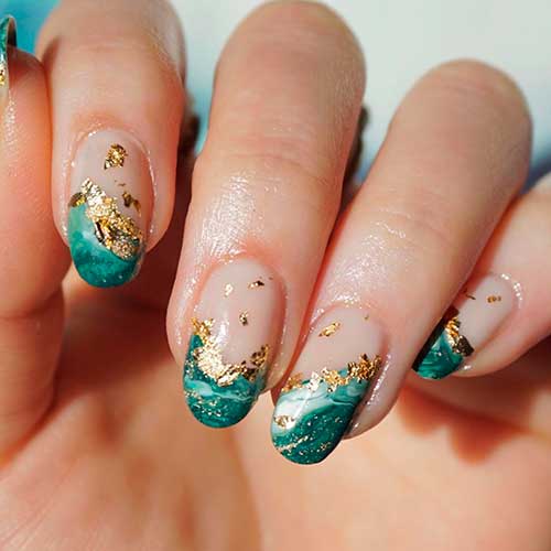 Medium Round Shaped Emerald Marble Nails with Gold Flakes