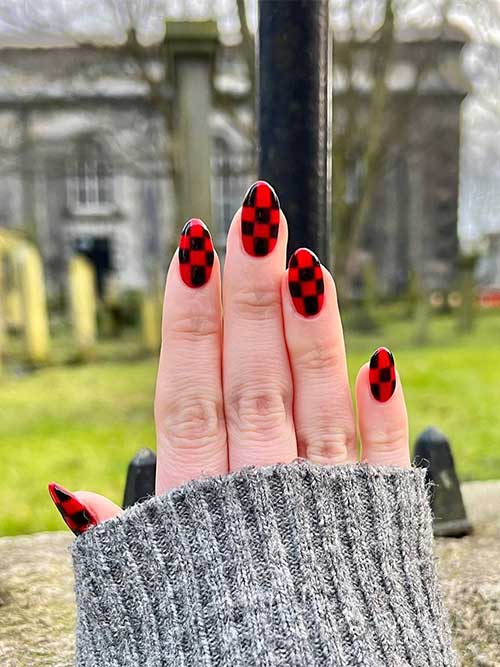 Short Round Shaped Red And Black Checkered Nails