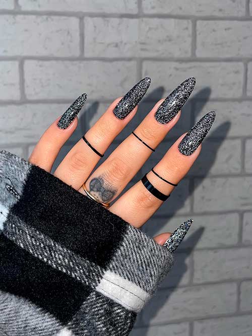 Sparkling Black Nails Sparkling Black Nails are One of The Best Classy Black Nail Designs That You Can Try in Winter 2023