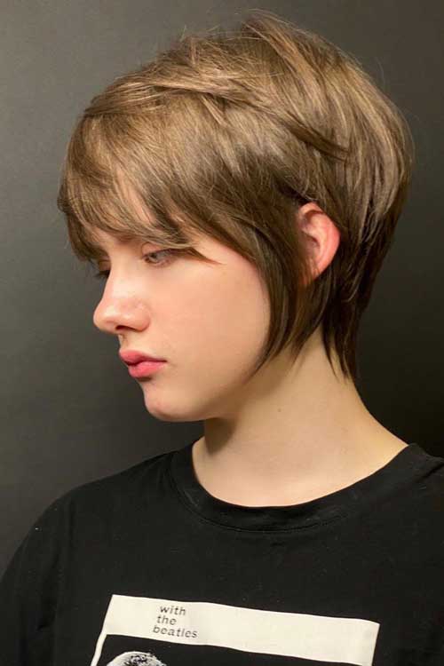 Very short bob with layers is one of the cutest bob haircuts for summer 2023