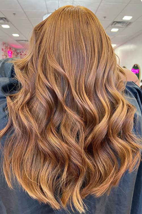 The trend of honey blonde with balayage is set to make waves in the world of fall hair colors 2023 fashion.