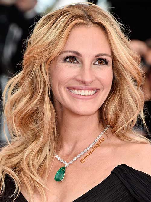Julia Roberts embraces a minimal makeup approach in her everyday life Julia Roberts embraces a minimal makeup approach in her everyday life
