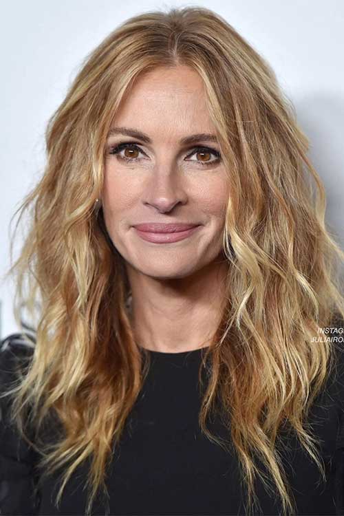 Julia Roberts is renowned for her luscious, wavy locks and she focuses on regular conditioning and minimal heat styling Julia Roberts is renowned for her luscious, wavy locks and she focuses on regular conditioning and minimal heat styling