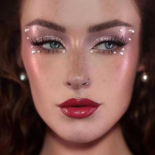 Glam glitter eyeshadow with mini pearls on the outer eye corners and red lips