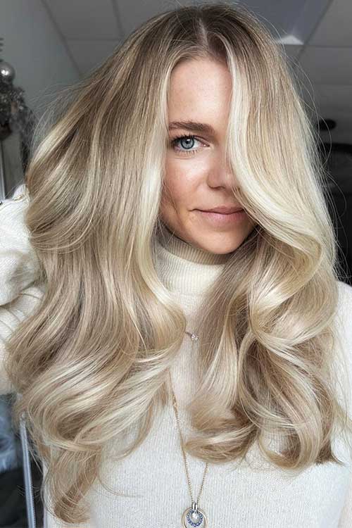The dimensional golden blonde hair color is a perfect choice for winter hair color ideas