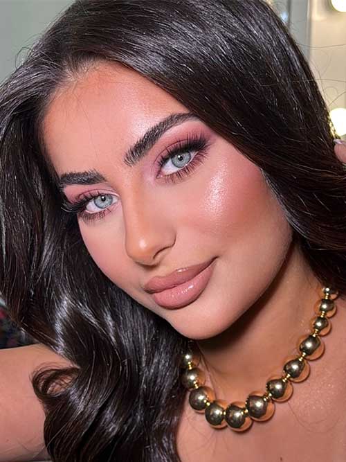 Soft pink eyeshadow for blue eyes, paired with a glowing complexion and nude-pink lips for a radiant, goddess-like look. Soft pink eyeshadow for blue eyes, paired with a glowing complexion and nude-pink lips for a radiant, goddess-like look.